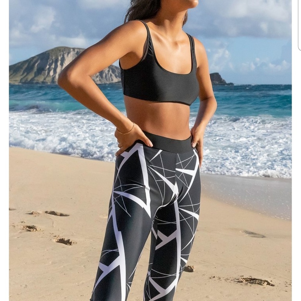 ⭐HP 3/23⭐ Aquatic Black & White Crackle Leggings Size Large
